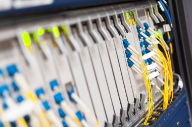 Bir teknoloji veri merkezinde sunucuları olan fiber optik