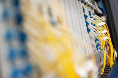 Bir teknoloji veri merkezinde sunucuları olan fiber optik
