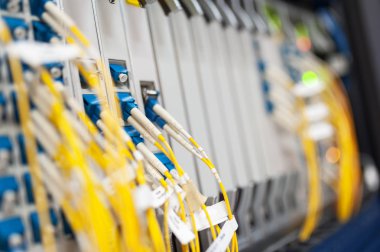 Bir teknoloji veri merkezinde sunucuları olan fiber optik