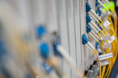 Bir teknoloji veri merkezinde sunucuları olan fiber optik