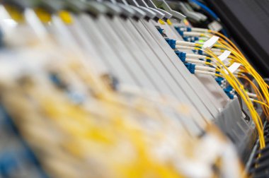 Bir teknoloji veri merkezinde sunucuları olan fiber optik