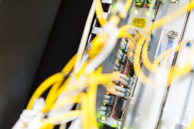 Bir teknoloji veri merkezinde sunucuları olan fiber optik