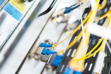 Bir teknoloji veri merkezinde sunucuları olan fiber optik