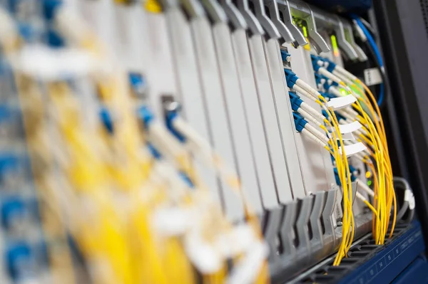 Fibra ottica con server in un data center tecnologico — Foto Stock