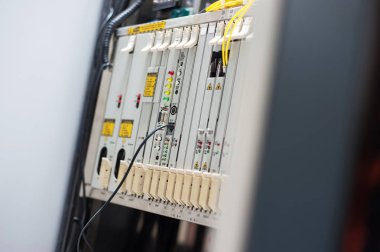 Bir teknoloji veri merkezinde sunucuları olan fiber optik