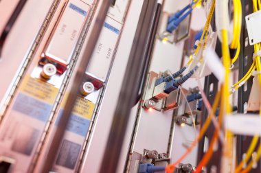 Bir teknoloji veri merkezinde sunucuları olan fiber optik