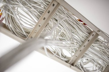  LAN kablosu ağ odasında