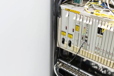 Bir teknoloji veri merkezinde sunucuları olan fiber optik