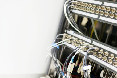 Bir teknoloji veri merkezinde sunucuları olan fiber optik