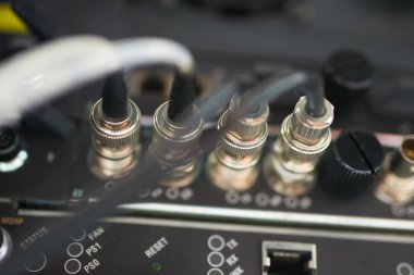 Bir teknoloji veri merkezinde sunucuları olan fiber optik