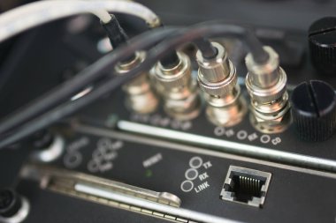 Bir teknoloji veri merkezinde sunucuları olan fiber optik