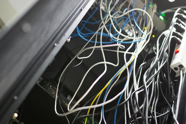 Lan kabel i netværk værelse - Stock-foto