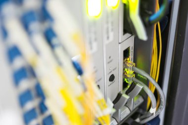 Bir teknoloji veri merkezinde sunucuları olan fiber optik