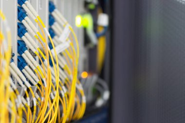 Bir teknoloji veri merkezinde sunucuları olan fiber optik