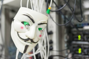 Maskeli Hacker bilgisayar sunucu odası konsepti ' .