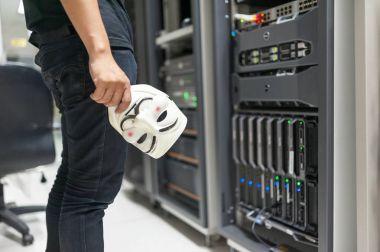 Maskeli Hacker bilgisayar sunucu odası konsepti ' .