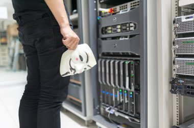 Maskeli Hacker bilgisayar sunucu odası konsepti ' .