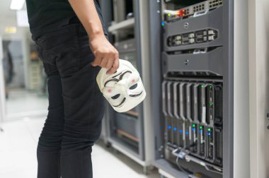 Maskeli Hacker bilgisayar sunucu odası konsepti ' .