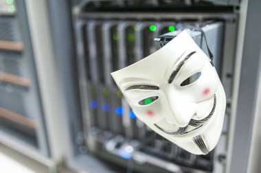 Maskeli Hacker bilgisayar sunucu odası konsepti ' .