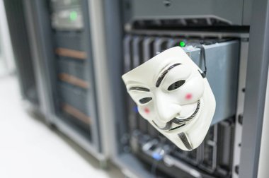 Maskeli Hacker bilgisayar sunucu odası konsepti ' .