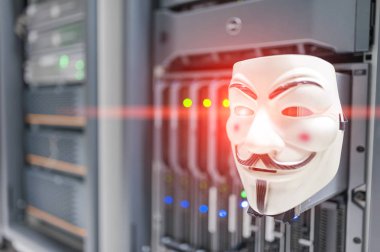 Maskeli Hacker bilgisayar sunucu odası konsepti ' .