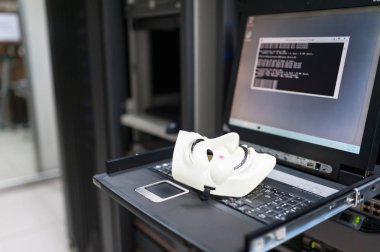 Maskeli Hacker bilgisayar sunucu odası konsepti ' .