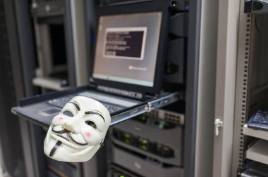 Maskeli Hacker bilgisayar sunucu odası konsepti ' .