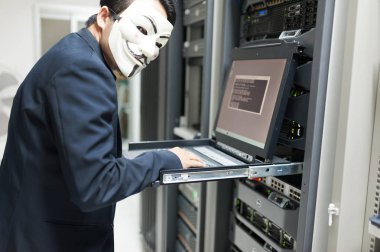 Maskeli Hacker bilgisayar sunucu odası konsepti ' .