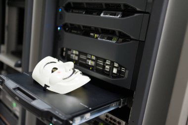 Maskeli Hacker bilgisayar sunucu odası konsepti ' .