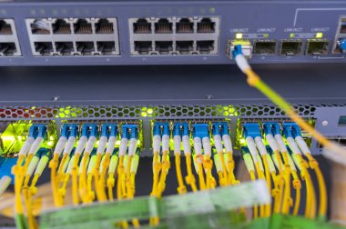 Bir teknoloji veri merkezinde sunucuları olan fiber optik