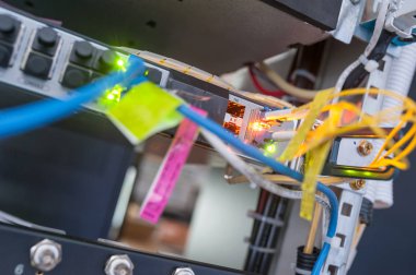 Bir teknoloji veri merkezinde sunucuları olan fiber optik