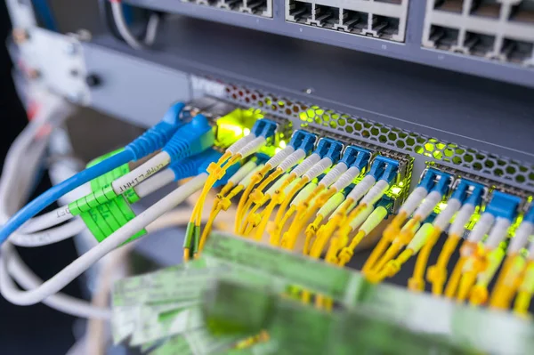 Fibre optique avec serveurs dans un centre de données technologique — Photo