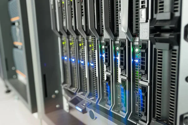 Сетевые серверы в комнате данных — стоковое фото