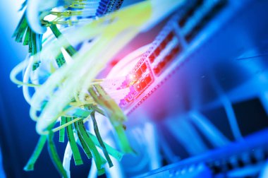 Bir teknoloji veri merkezinde sunucuları olan fiber optik