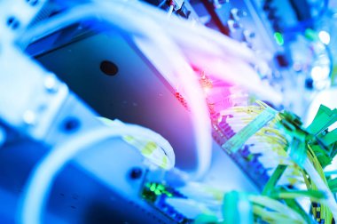 Bir teknoloji veri merkezinde sunucuları olan fiber optik