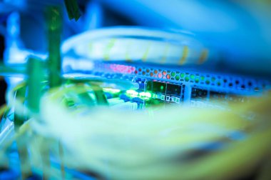 Bir teknoloji veri merkezinde sunucuları olan fiber optik