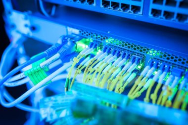 Bir teknoloji veri merkezinde sunucuları olan fiber optik