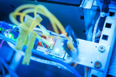 Bir teknoloji veri merkezinde sunucuları olan fiber optik