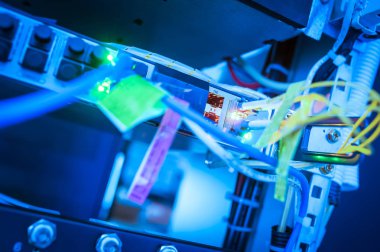 Bir teknoloji veri merkezinde sunucuları olan fiber optik