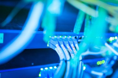 Bir teknoloji veri merkezinde sunucuları olan fiber optik