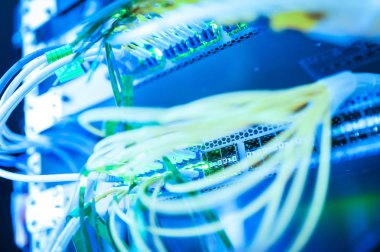 Bir teknoloji veri merkezinde sunucuları olan fiber optik
