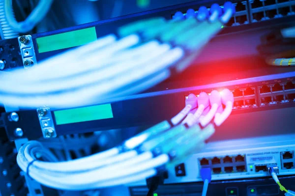 Bir teknoloji veri merkezinde sunucuları olan fiber optik