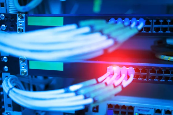 Bir teknoloji veri merkezinde sunucuları olan fiber optik