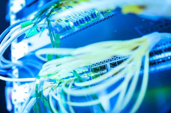 Bir teknoloji veri merkezinde sunucuları olan fiber optik