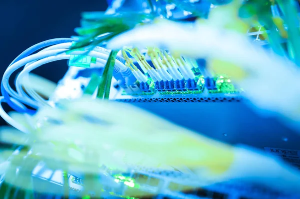 Bir teknoloji veri merkezinde sunucuları olan fiber optik