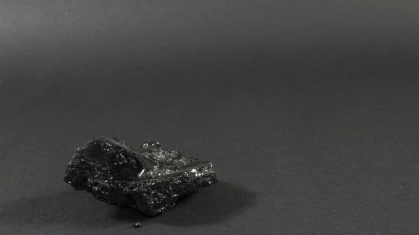 Единый угольный камень — стоковое фото