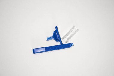 Beyaz arka plan üzerinde kırık tek kullanımlık mavi el ile tıraş makinesi