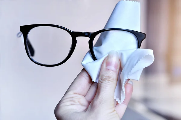 Γυναίκες Χέρι Καθαρισμού Μοντέρνο Μαύρο Γυαλιά Φακού Λευκό Microfiber Ιστό — Φωτογραφία Αρχείου
