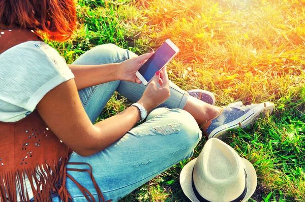 Relajación Con Móvil Tiempo Descanso Mujer Joven Usando Teléfono Celular —  Fotos de Stock