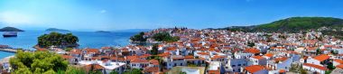 Panoramik Skiathos Yunan Adası. Tipik evleri ve meyhane ve güzel lüks yat